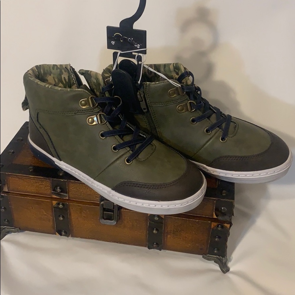 Boys shoes